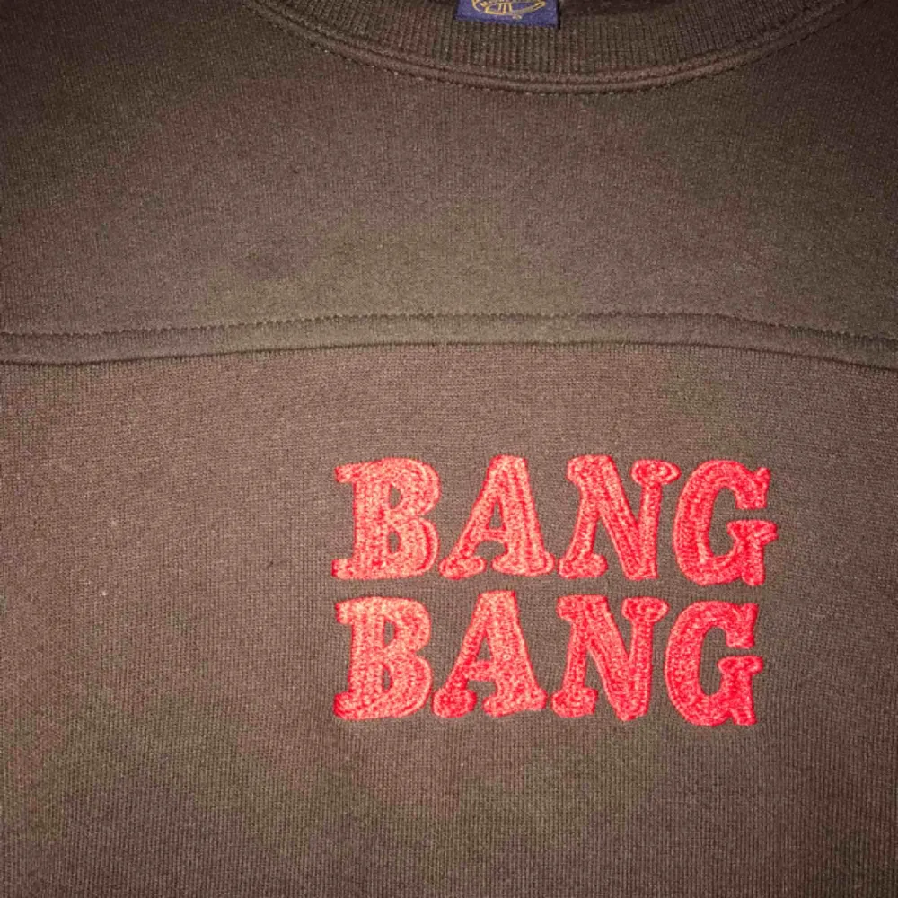 Snygg brun sweatshirt med röd text köpt på beyond retro andvänd ett fåtal gånger. . Hoodies.