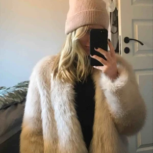  - Intressekoll! Svagt ljusrosa faux fur-jacka använd en nyårsafton. Går att knäppa och har fickor.