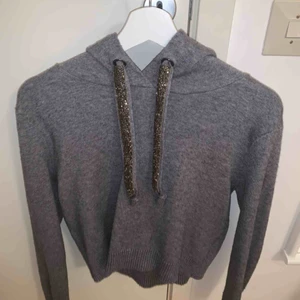  - En ASCOOL hoodie från Zara. Modellen är lite croppad men inte så att man visar magen☺️ den är använd en gång i endast en timme typ så den är som ny. Köptes för 399 storlek medium men jag ör en xs och den passar även mig