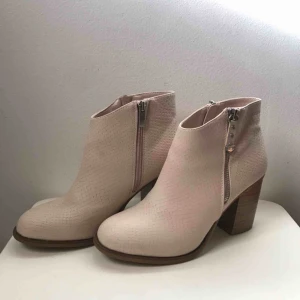  - Booties med en stötdämpande sula som sitter i skon.  Inte använda mer än 5ggr så därför är det bättre att sälja till någon som kan ha mer nytta av dem!