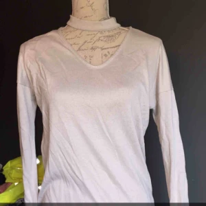  - Längärmad med band vid halsen 