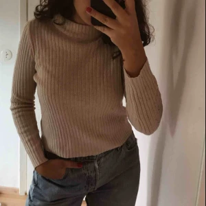  - Ljusrosa stickad, högkrage