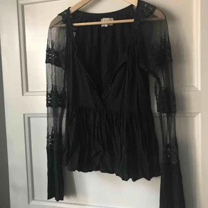  - Superfin blus med detaljer på armarna. Vida ärmar nertill. Använd men i fint skick!