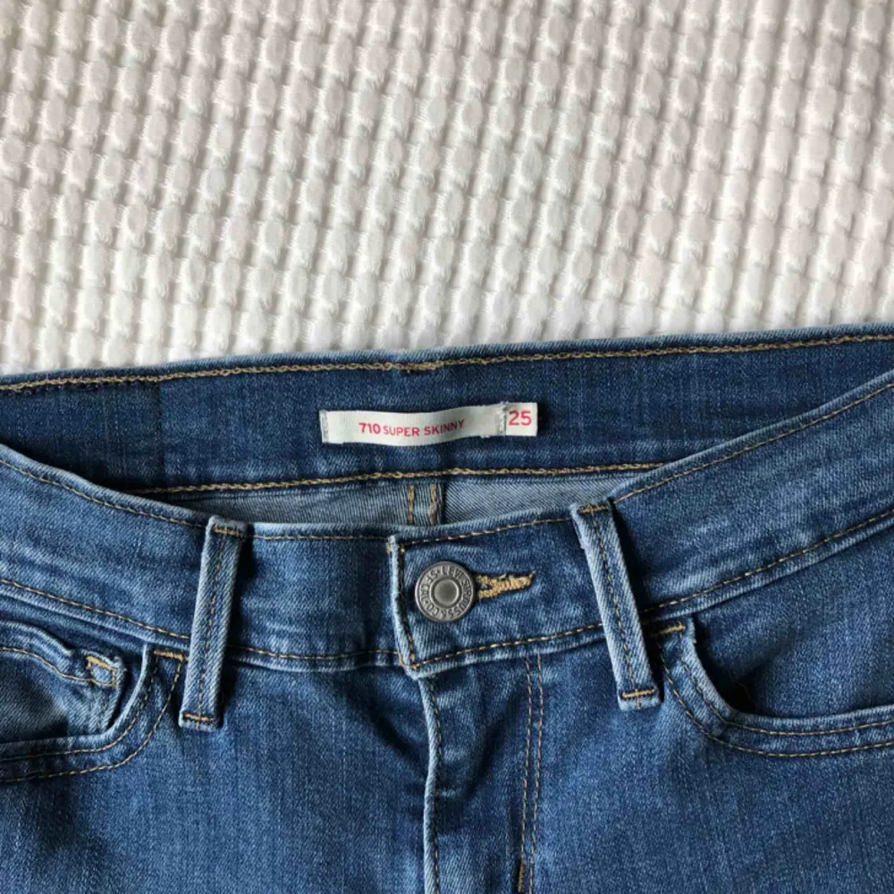 Svinsnygga Levis 710 super skinny jeans som tyvärr blivit för små för mig. De är väl använda men i helt okej skick! Frakt betalas av köparen :) . Jeans & Byxor.