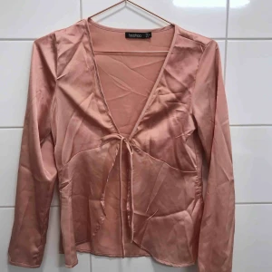  - fin blus som är för liten för mig. bara hängt i garderoben