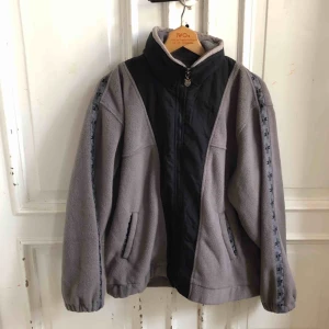  - Vintage fleece ifrån KatManDoo. Kan hämtas i Uppsala eller skickas mot fraktkostnad 