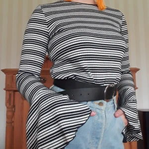  - Randig ribbad tröja från Zara utsvängda armar 