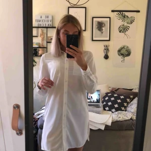  - Snygg skjort-klänning som går att matcha med bara ben & jeans! 💚 frakt på 36kr tillkommer. 
