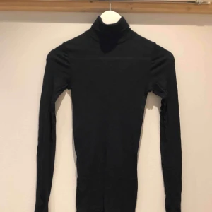  - Mörkblå polo i 100% merinoull från HM. Köpt för 499:- och den är använd otroligt lite. Sitter precis som på produktbilden med råa kanter och långa ärmar. 