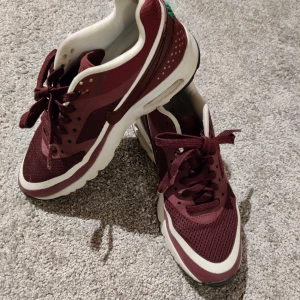  - Storlek 37,5, vinröda, mycket sköna, säljes pga har för många skor, få gånger de är använda mest legat i garderoben 