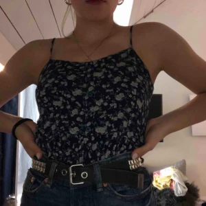  - Croppad tröja från bik-bok med blommigt mönster Storlek XS Använd ganska många gånger men kvaliteten är densamma