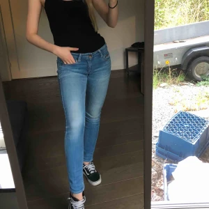  - Jätteskööööna tajta jeans från Tommy hilfiger i storlek W26. Använda sparsamt. Kan mötas upp i Stockholm eller så står köparen för frakt.