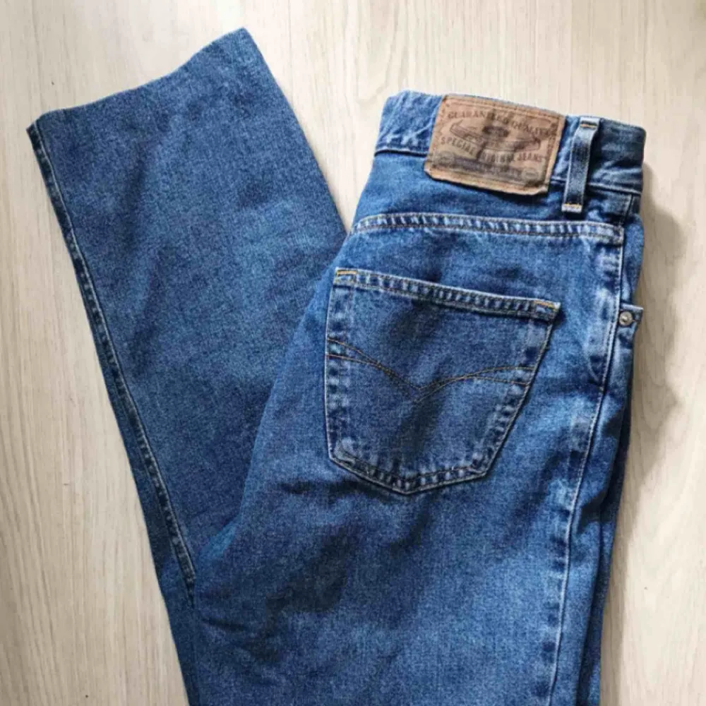 Perfekta jeansen i snyggaste blå färgen. Älskar dom men dom är tyvärr för stora för mig. Hög midja och raka ben. W30/L32.. Jeans & Byxor.