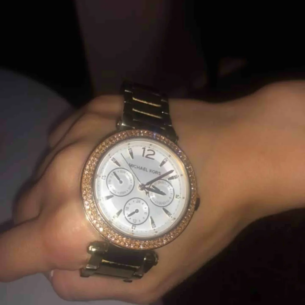 Äkta Michael kors klocka. Högsta bud . Accessoarer.