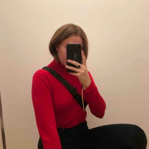  - As cool röd polotröja, as mysigt skönt tyg. Säljer för använder ej. Frakten ingår (den är lite dyrare för tyget är lite tungt, så frakten som höjer priset) Frakten ingår i priset❗️❗️👍🏼