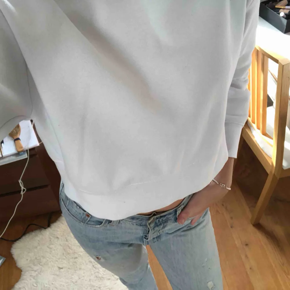 Croppad vit hoodie från Zara! superfin till vardags! använd endast ett fåtal gånger så bra kvalite inga slitningar eller fläckar!  Köparen står för frakten som blir ungefär 50 kr! Buda ❤️. Hoodies.