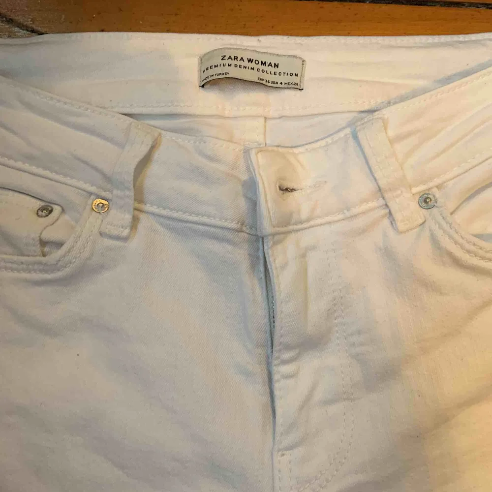 Ett par vita ascoola utsvängda jeans från zara som jag inte använder. 100kr. Jeans & Byxor.