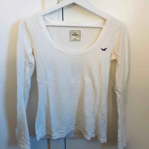  - Vit långärmad topp från Hollister, XS i storlek. Fint skick förutom lite skrynklig. Frakt ingår i priset! 🌟
