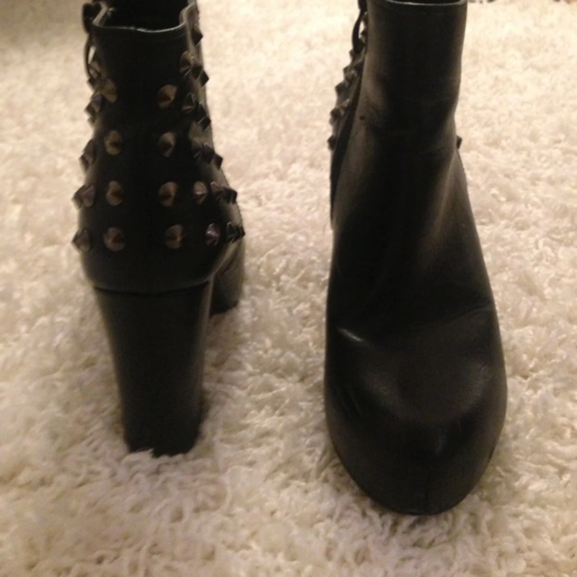 Snygga vardags klackar med nitar. Lite små skavanker men ändå i bra skick.  - 1415036179