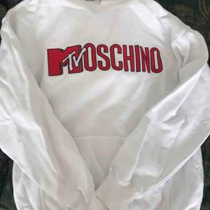 Säljer min H&M x Moschino hoodie pga att jag aldrig använder den. I princip nyskick, använd 1 eller 2 gånger. Storlek XS herr men passar mig som normalt har M. Nypris 600kr. 