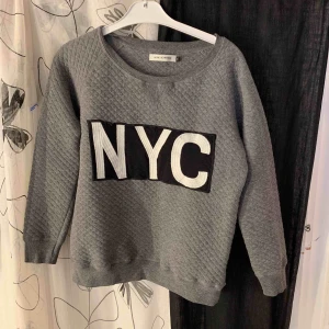  - Skön tröja från Sofie Schnoor i storlek XS i använt skick. Något kort i ärmarna. Frakt tillkommer. 