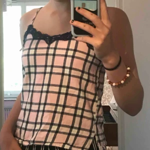  - sött pyjamaslinne med spets! tillhör ett set men använder bara underdelen och säljer därför denna! väldigt bra skick! kontakta för mer info🥰