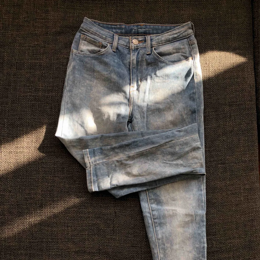 2 years old, still in good condition, washed out style.  2 år gammal, i gott skick, tvättad stil.. Jeans & Byxor.
