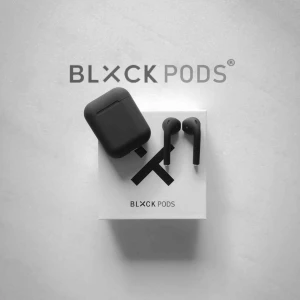  - Säljer helt nya mattsvarta Blackpods då jag ångar att jag inte tog vita istället. Originalpris 899, säljer för 300kr inkl frakt. Kvitto finns och även 2 års garanti. Skickar gärna egna bilder vid intresse. 