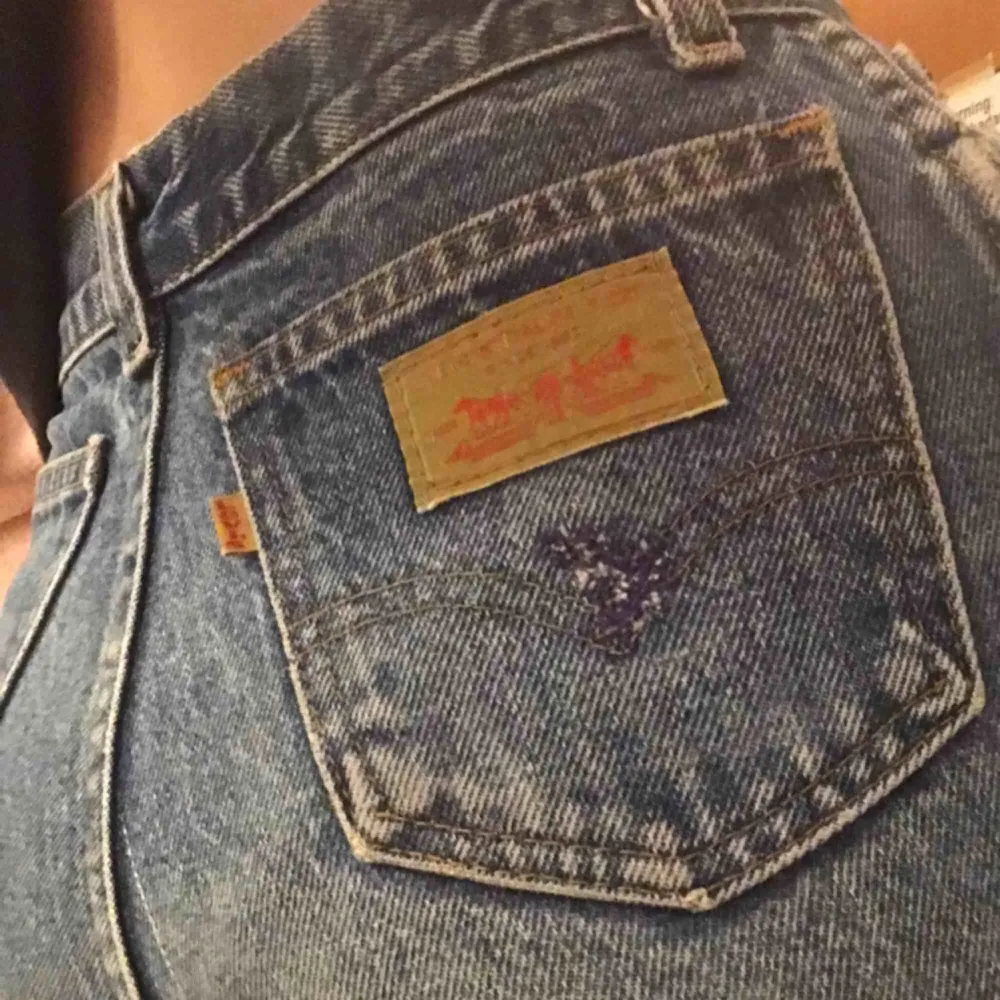 Säljer dessa snygga Levis jeans! I i gott skick med undantag för ett litet skrapsår på en fickan. Tror det är någon gammal modell eftersom att märket sitter sådär på fickan som man kan se på sista bilden🥰 Kontakta mig om du undrar något!. Jeans & Byxor.