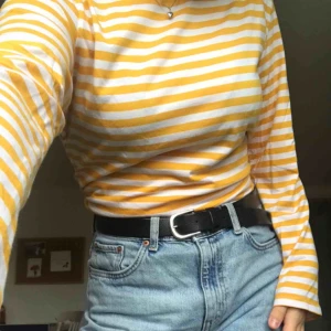  - Gul- och vitrandig tröja från Monki! Använd men i fint skick, inköpt för ett år sedan men använder inte längre. I storlek S men är ganska stor i storleken, skönt material! Frakten inräknad i priset!🌞