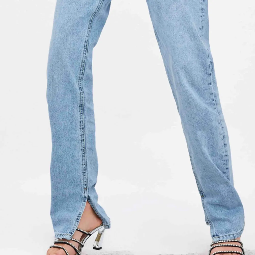 Jeans från zara med slit nertill! Slutsålda på hemsidan! Nypris -600. Jeans & Byxor.