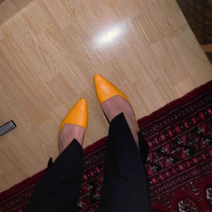  - Säljer dessa byxor från weekday! Väldigt fint skick och nypris var 600kr. Hör gärna av er vid frågor ☺️