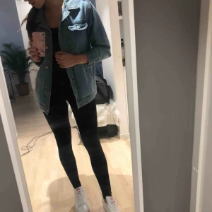 - Säljer min fina jeans jacka i oversize modell från Asos! Perfekt blå färg och bra fit. Jackan är i fint skick! Passar xs-s för loose fit.