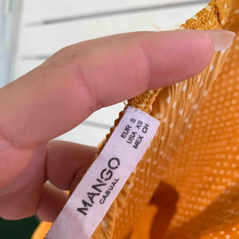 En mycket fin jumpsuit , i stretch material. Strl:S/M  Senapsgul färg från ”Mango”.  Köparen står för frakten!. Klänningar.