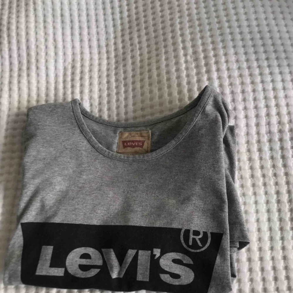 Väldigt fin Levis tröja , bara använd få gånger så den är som ny. Snygg grå färg som passar till allt, den sitter jättebra och är ett basic plagg  Köparen står för frakt , kan mötas i Malmö . T-shirts.