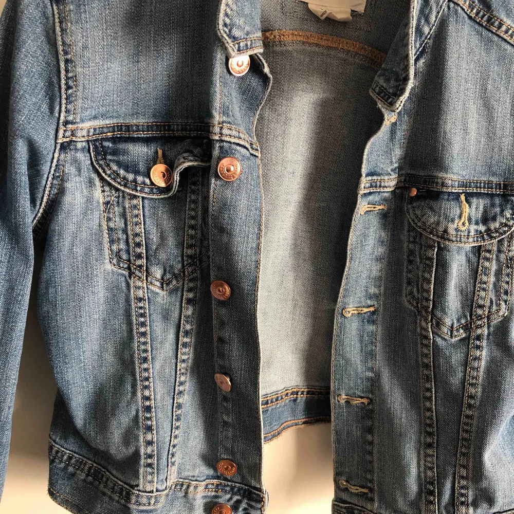 Jeans jacka , använd ca 5 gånger från h&m. Frakt ingår ej💕. Jackor.