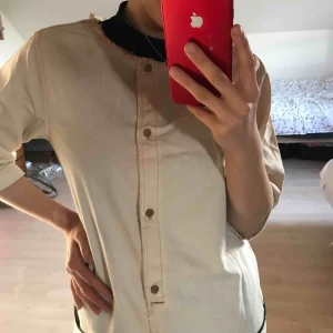  - En tröja i skjorta tyg som är helt ny funkar också som känning. Priset inkl frakt:) 