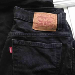 Ett par vintage Levis jeans. Sitter tajtare över höfterna sedan utsvängda. Vet inte storlek men uppskattar dem till ca w 27-29 och L 30/32. Fint skick och har en jättefin lite urtvättad svart färg. 