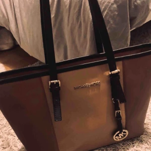  - Michael Kors väska i väldigt bra skick!  Använd max 2 gånger. Köparen står för frakt! 🥰   Ej äkta 