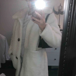  - Super fin jacka från Zara! Enkel jacka som går att tvätta i tvättmaskin. Den är gräddvit med små söta knappar i brunt. Favoriten förra vintern men har tyvärr fått en ny! Perfekt för vintern!