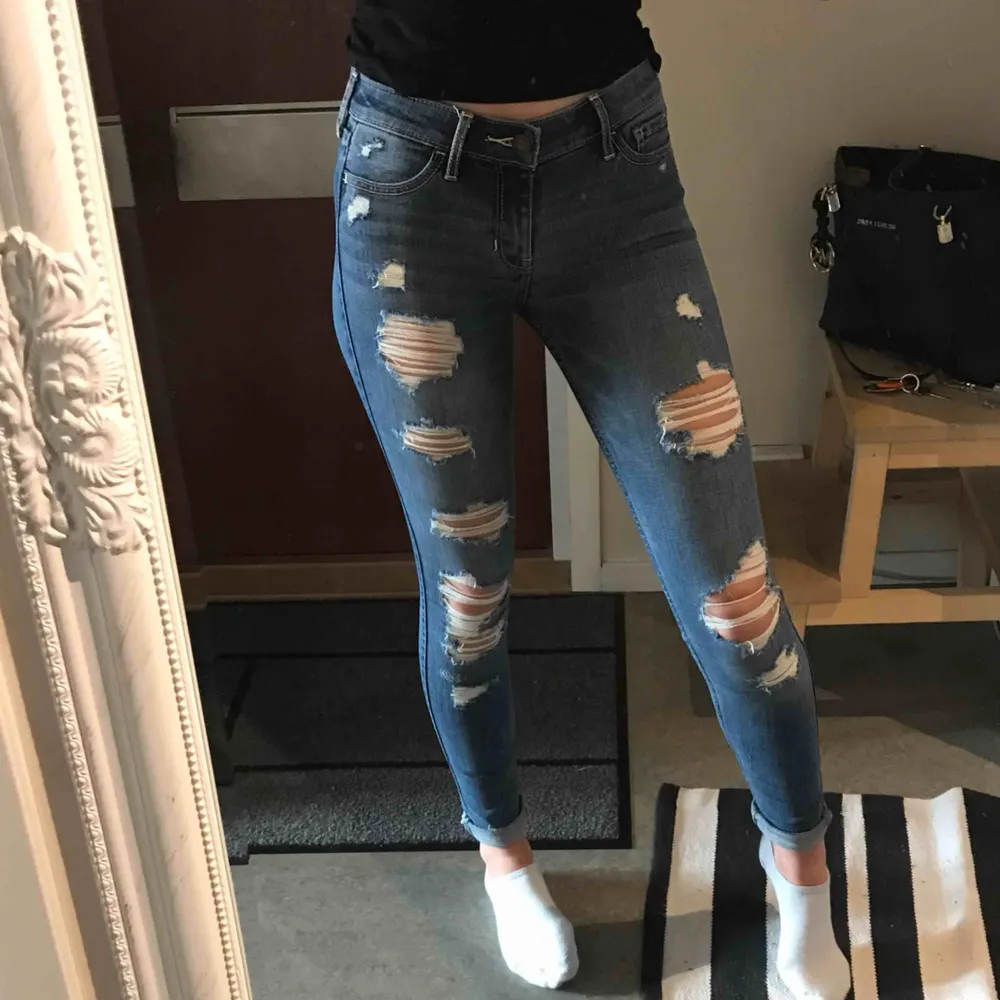 Säljer dessa Hollister jeans med hål/slitningar i fram.  Väldigt skönt material och med stretch. W24 men jag har normalt W25 eller runt 34/36 i jeans och dom passar mig perfekt. Knappt använda å bra skick!🥰  frakt tillkommer på 45kr. Jeans & Byxor.
