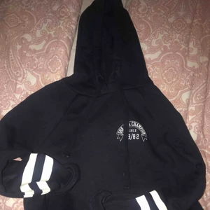 - Säljer en mysig hoodie från Gina tricot. Säljer PG av att den bara ligger och skräpar, använd 3 gånger. Är en XS men sitter som en s. :)