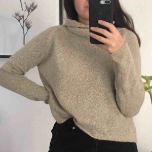  - Beige stickad tröja med polo krage! Dm vid intresse 🥰