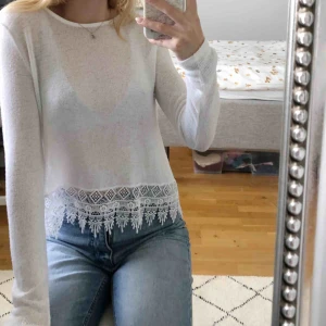  - Tunn stickat tröja från H&M 🌟 Sparsamt använd. Storlek XS men passar S och mindre M. Frakt ej inräknat i priset 💫