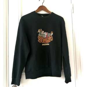  - Svart collegetröja med tryck. Använd många gånger, så snyggt sliten 🌼