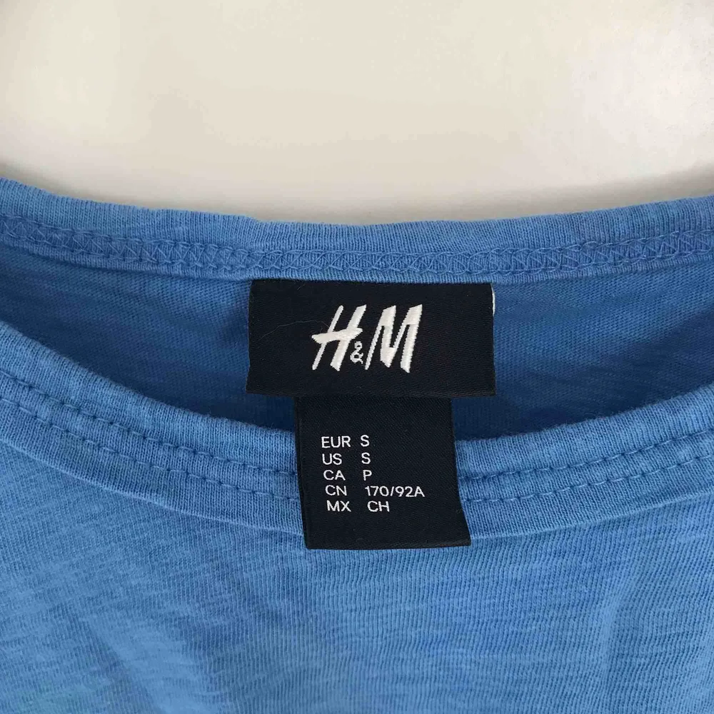 En enkel ljusblå T-shirt från H&M👕. Använd en gång och är i bra skick! Storlek S. Frakt tillkommer!💎. T-shirts.