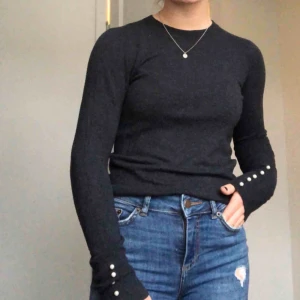  - Marinblå tröja med pärlor på ärmarna från zara💫 använd men i bra skick!!