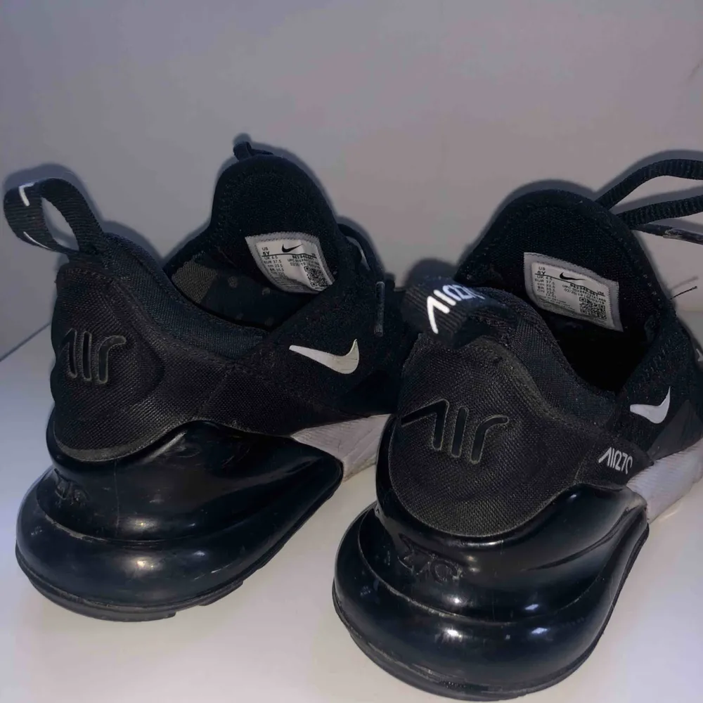 Skitsnygga svarta Nike air max 270. Använda i ca 1 år men fint skick ändå. Nypris är ca.1500. Möts upp i Stockholm eller fraktar men då står du för fraktkostnaden! ❣️. Skor.