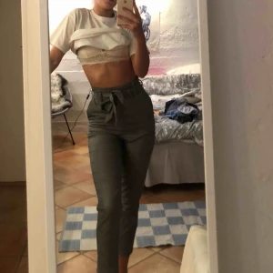  - grå rutiga kostymbyxor med hög midja och knytning. från hm. 