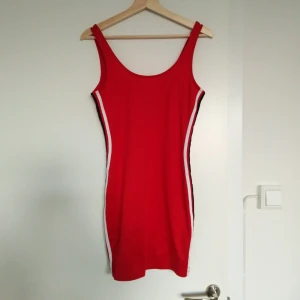  - Röd h&m klänning med en svart och vit rand på sidorna. Strl 38 men tycker den känns mer som 36. Knappt använd 🌈 Kan skicka fler bilder vid intresse! Håller på att rensa inför en flytt, kommer att lägga upp massa kläder för ett billigt pris. Kan samfrakta och det går även bra att hämta det på söder i Stockholm där man kan fynda mer hemma hos mig! 🌟